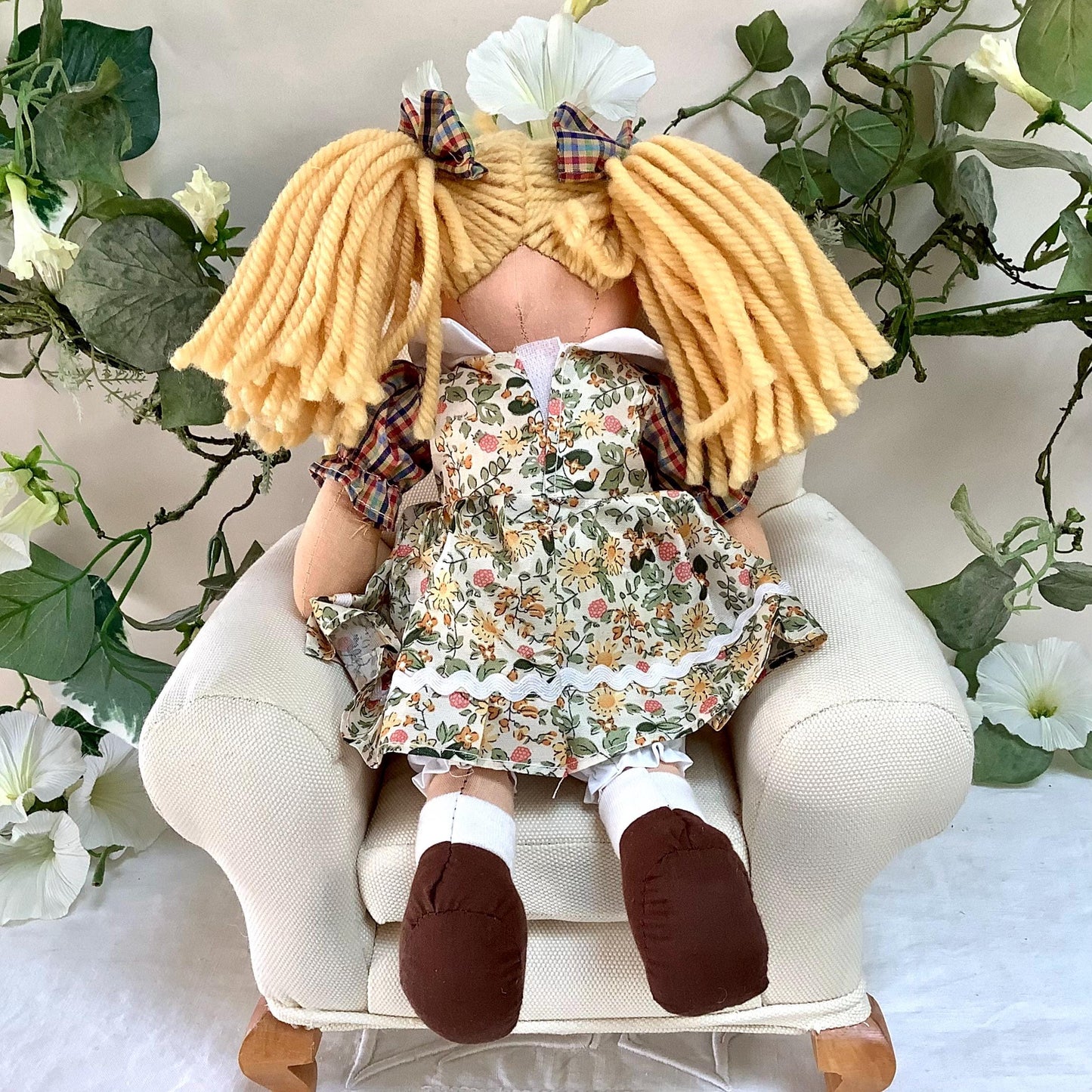 Poupée de chiffon tissu robe beige modèle dina ht 30 cm