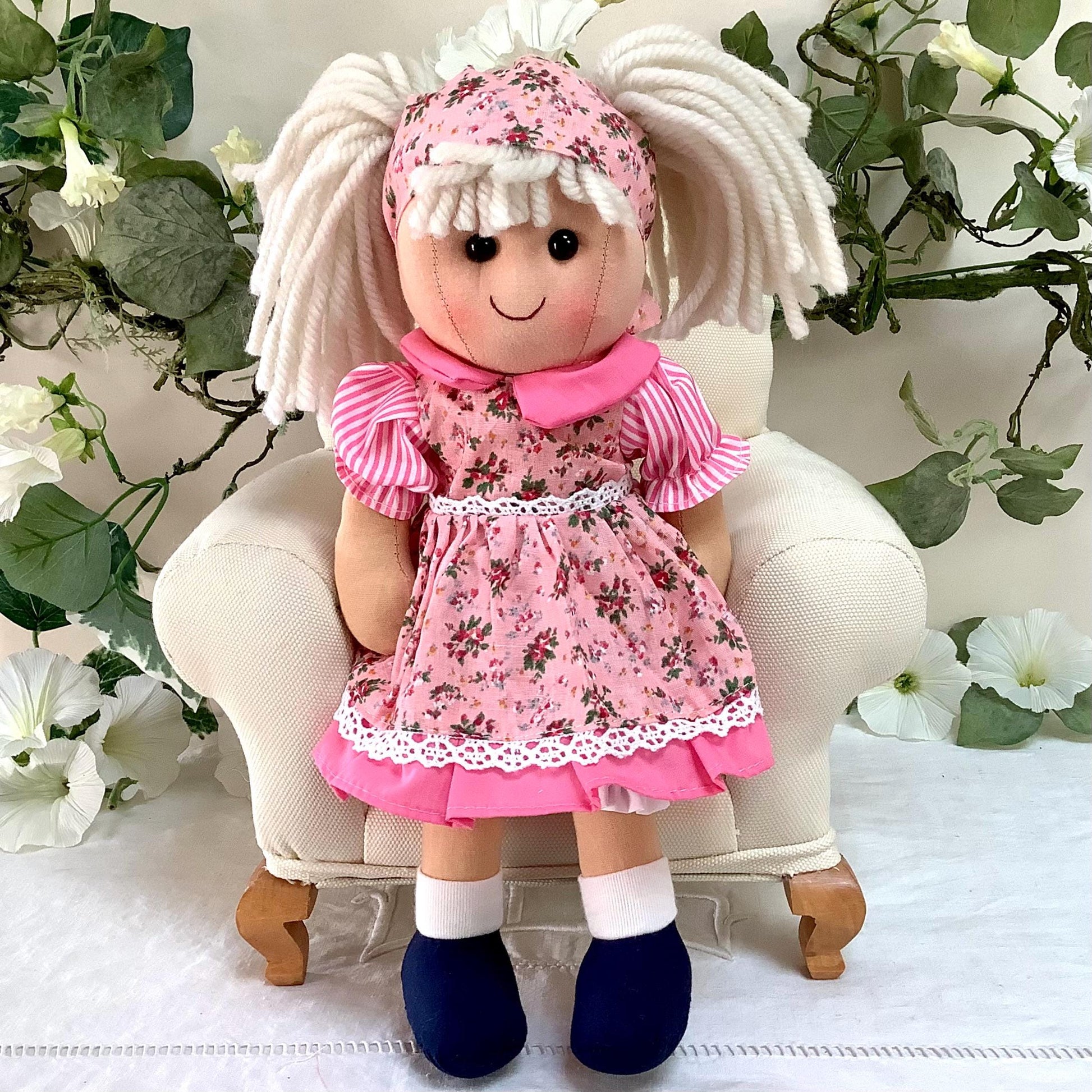 Poupée tissu Nina robe rose motifs fleuris vêtements amovibles, jouet chiffon 30 cm