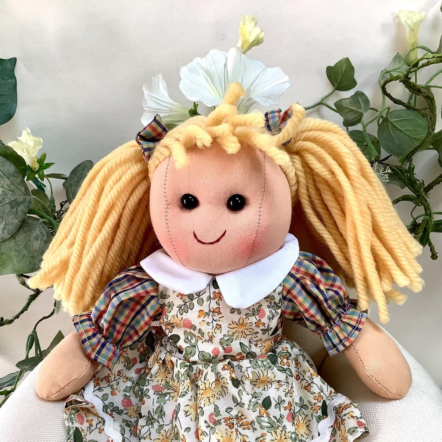 Poupée de chiffon tissu robe beige modèle dina ht 30 cm