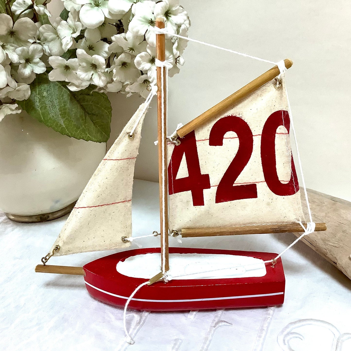 Bateau flottant bois rouge voiles coton décoration marine ht 21 cm