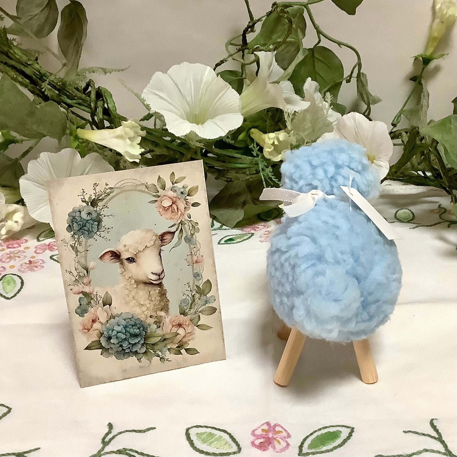 Mouton peluche bleu décoration pâques 