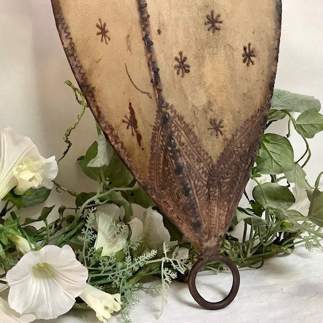 Applique orientale  fer forgé et peau ht 36 cm vintage