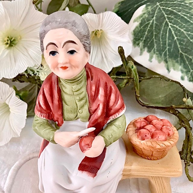 Figurine grand mère pommes porcelaine ht 12 cm vintage