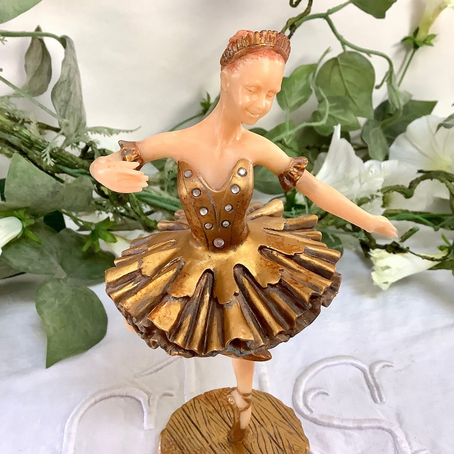 Figurine danseuse ou ballerine vintage en résine or strass