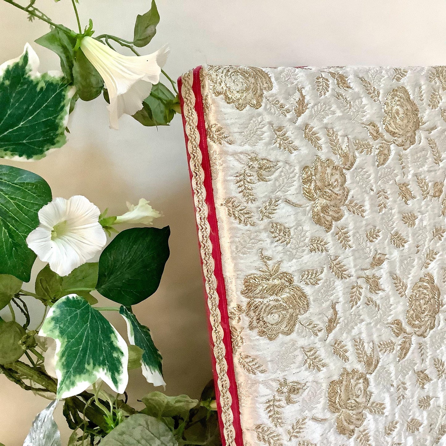 Grande boîte ancienne tissu satin brodé roses or vintage