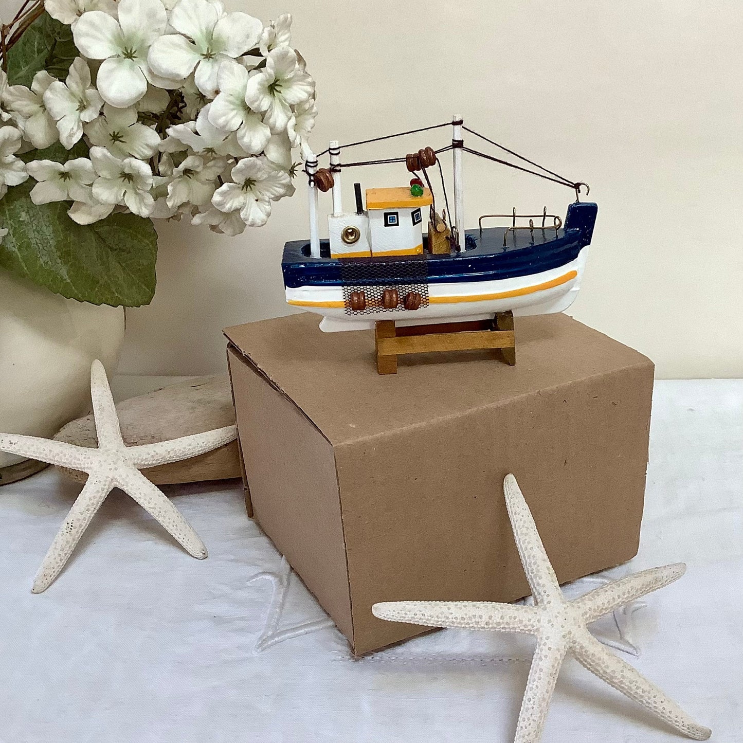 Bateau miniature bois chalutier bleu jaune décoration marine ht 9 cm