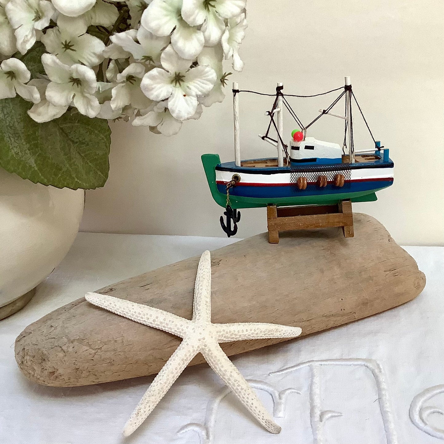 Bateau miniature bois chalutier bleu vert décoration marine ht 9 cm