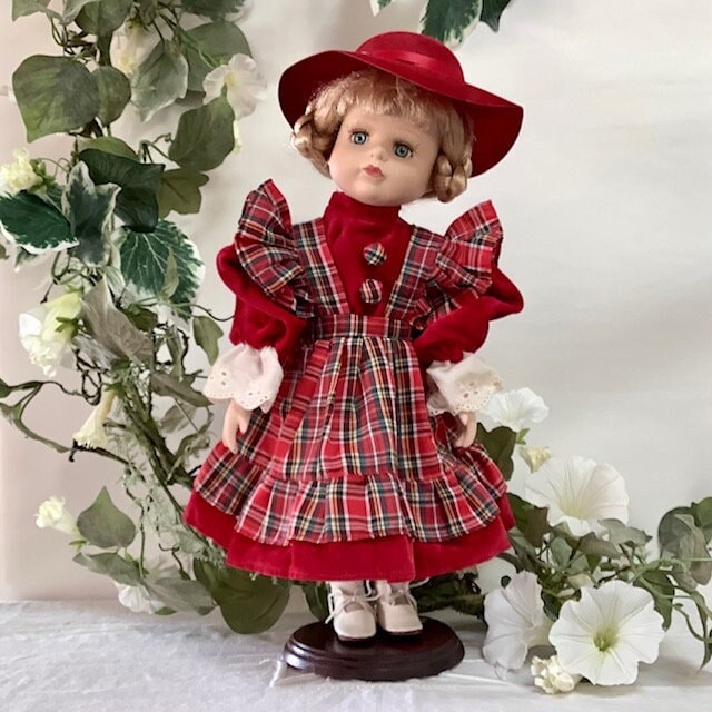 Poupée de collection porcelaine robe velours rouge ht 38 cm vintage