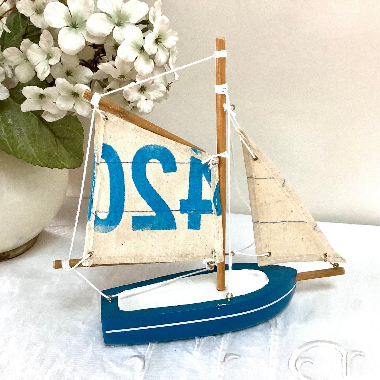 Bateau flottant bois bleu clair voiles coton décoration marine ht 21 cm