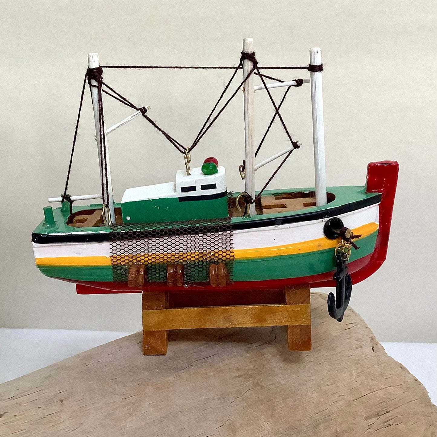 Bateau miniature bois chalutier vert rouge décoration marine ht 9 cm