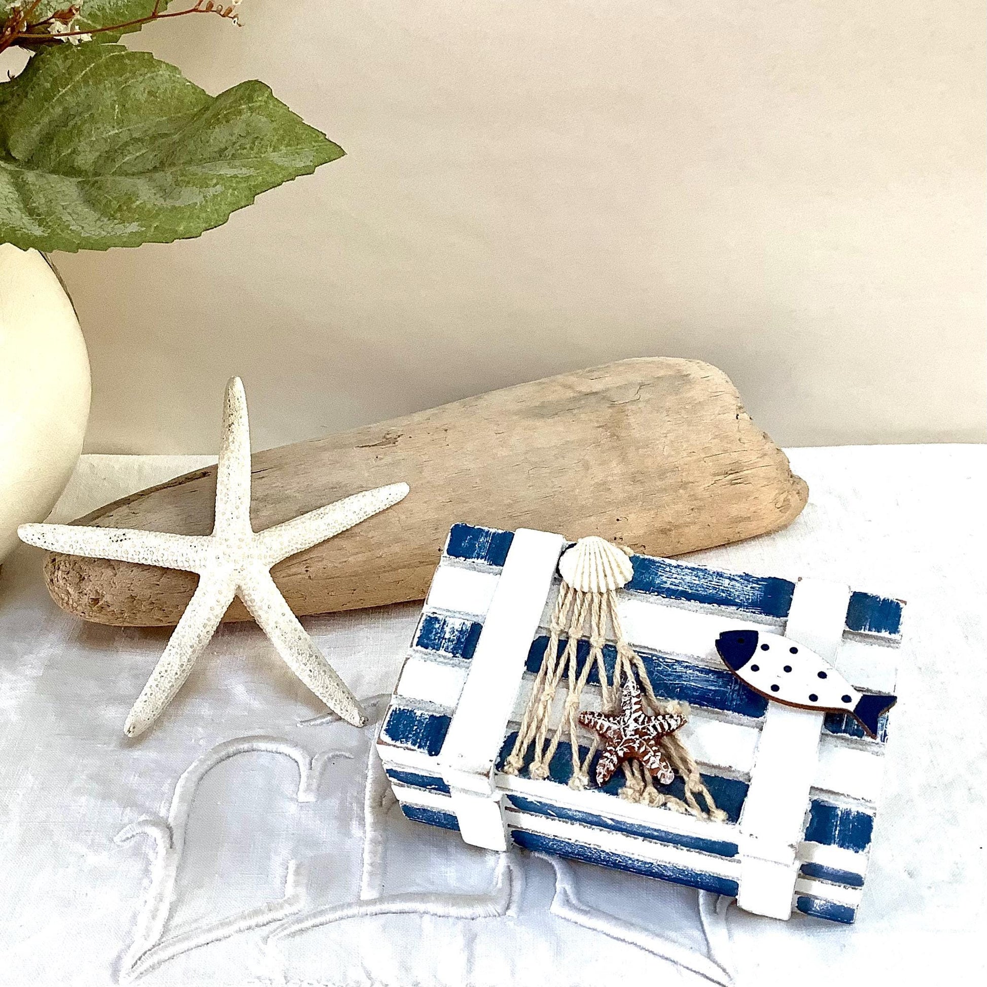 boîte ou coffret en bois bleu et blanc vintage décoration marine