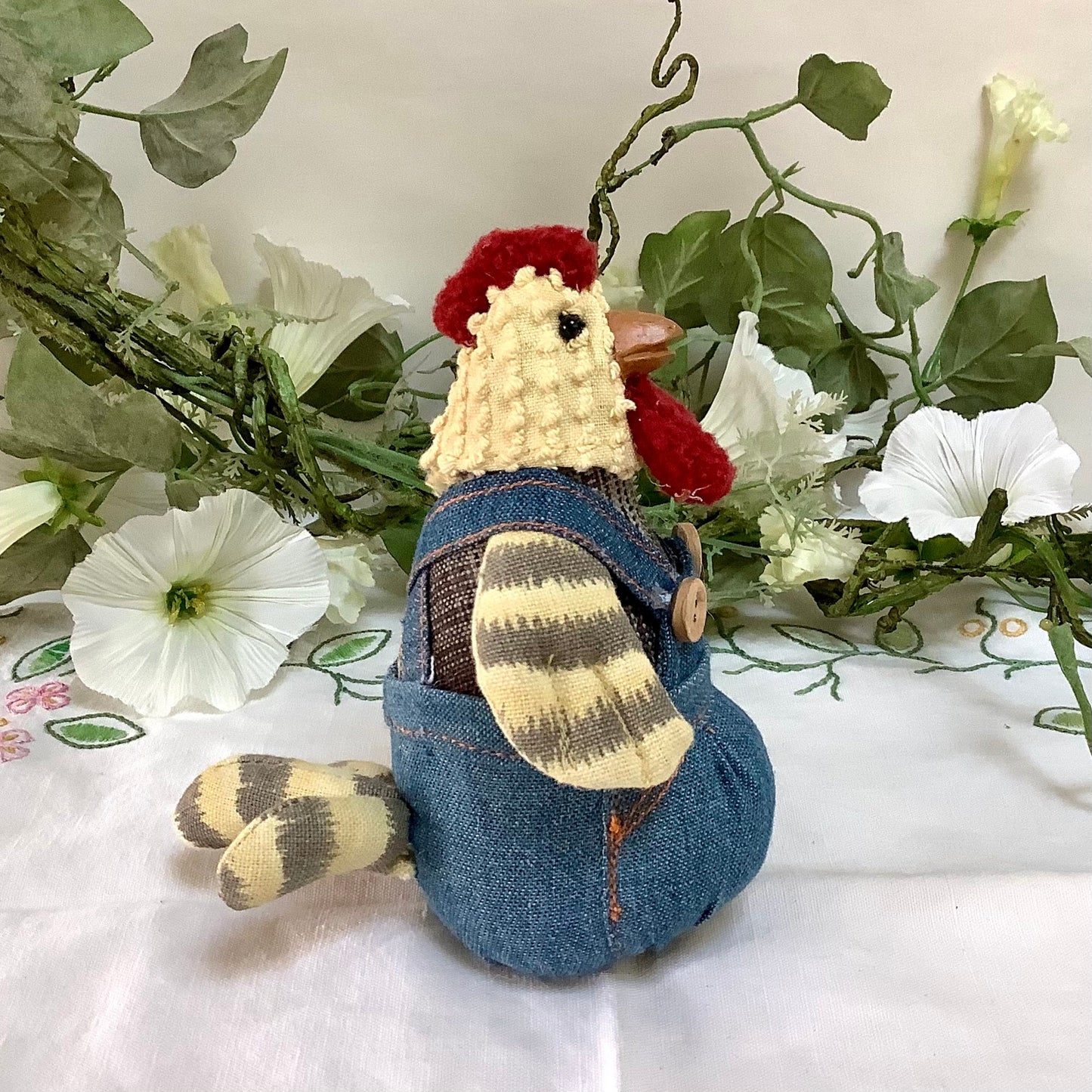 Petit coq a poser avec salopette vintage ht 12 cm
