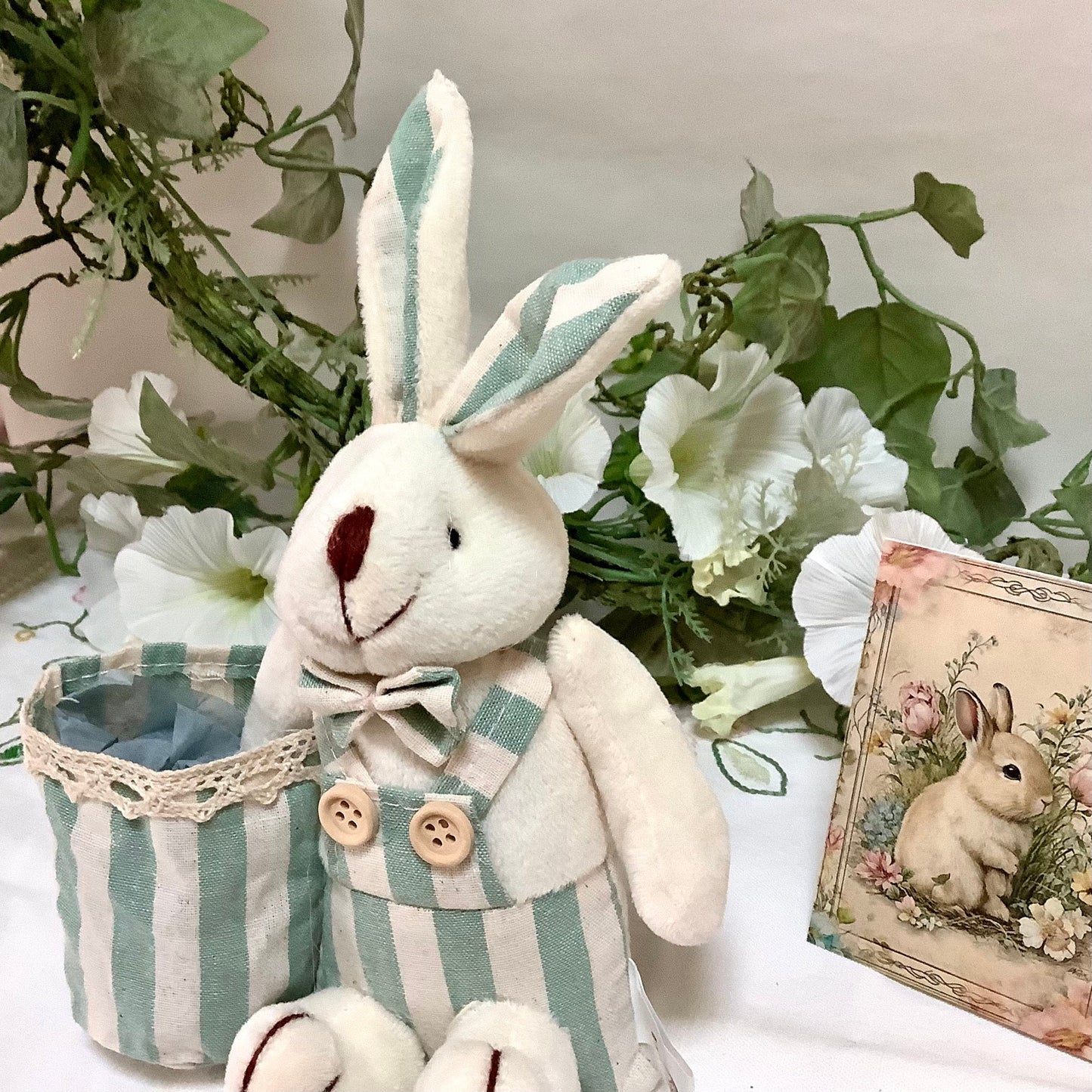 Lapin blanc peluche sac rayures vertes décoration pâques 