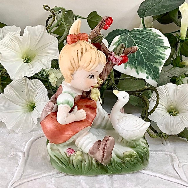 Figurine petite fille oie porcelaine ht 12 cm vintage