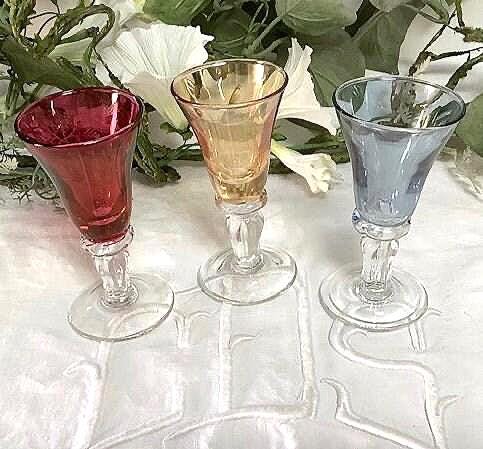 Verres à pieds liqueur vintage
