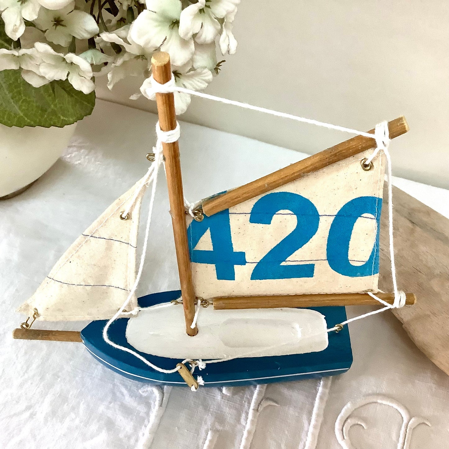 Bateau flottant bois bleu clair voiles coton décoration marine ht 21 cm