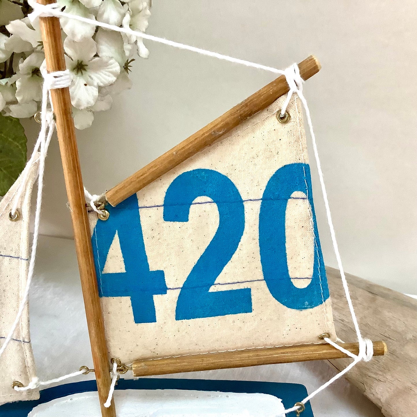 Bateau flottant bois bleu clair voiles coton décoration marine ht 21 cm