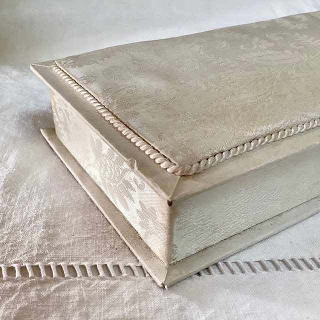 Boîte satin ivoire Michèle 1968 vintage