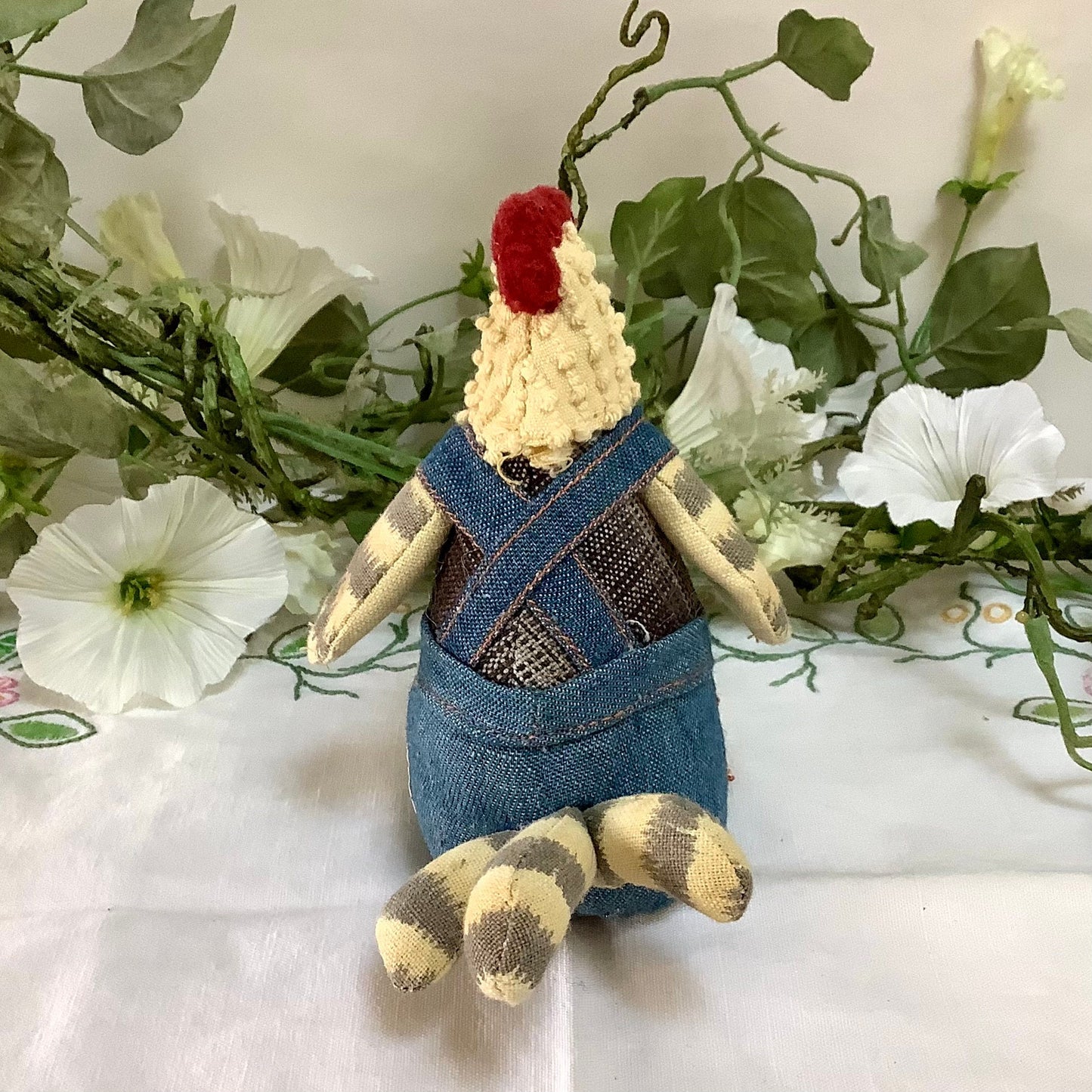 Petit coq a poser avec salopette vintage ht 12 cm