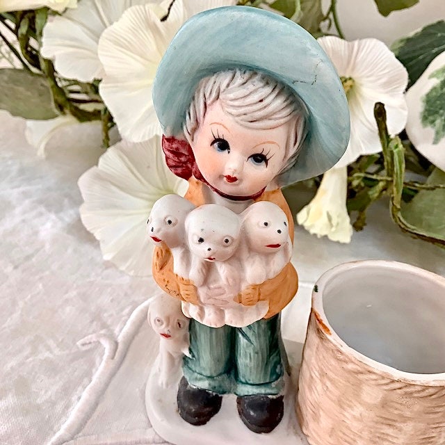 Figurine petit garçon chiens porcelaine ht 11.5 cm vintage