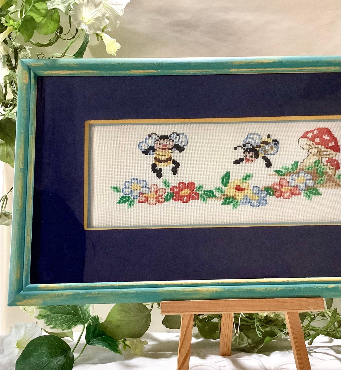 Tableau broderie enfant abeilles vintage 47 cm x 28 cm