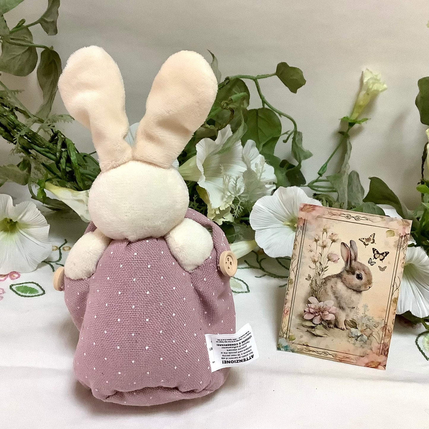Lapin blanc peluche sac mauve pois décoration pâques 