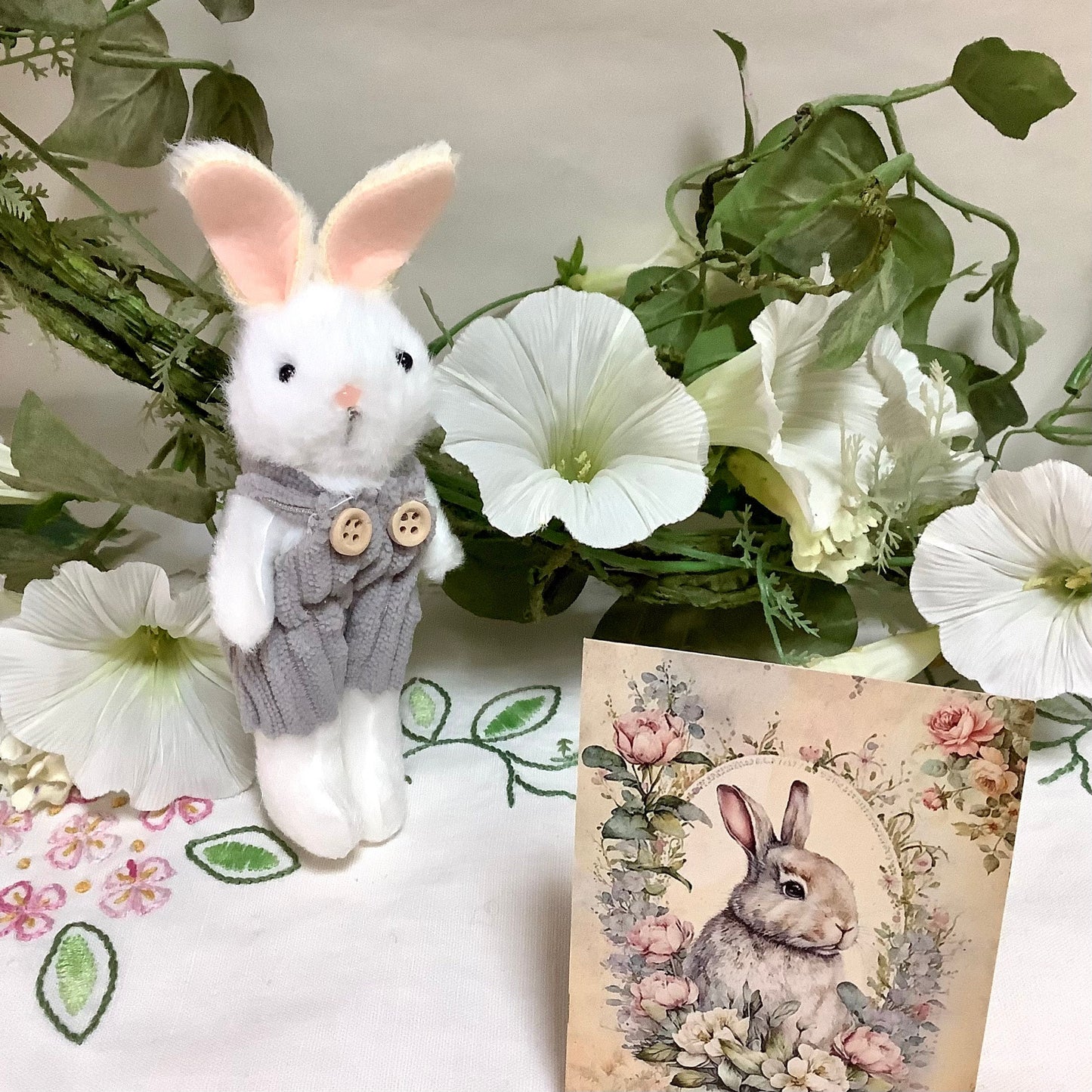 Petit lapin blanc décoration pâques 