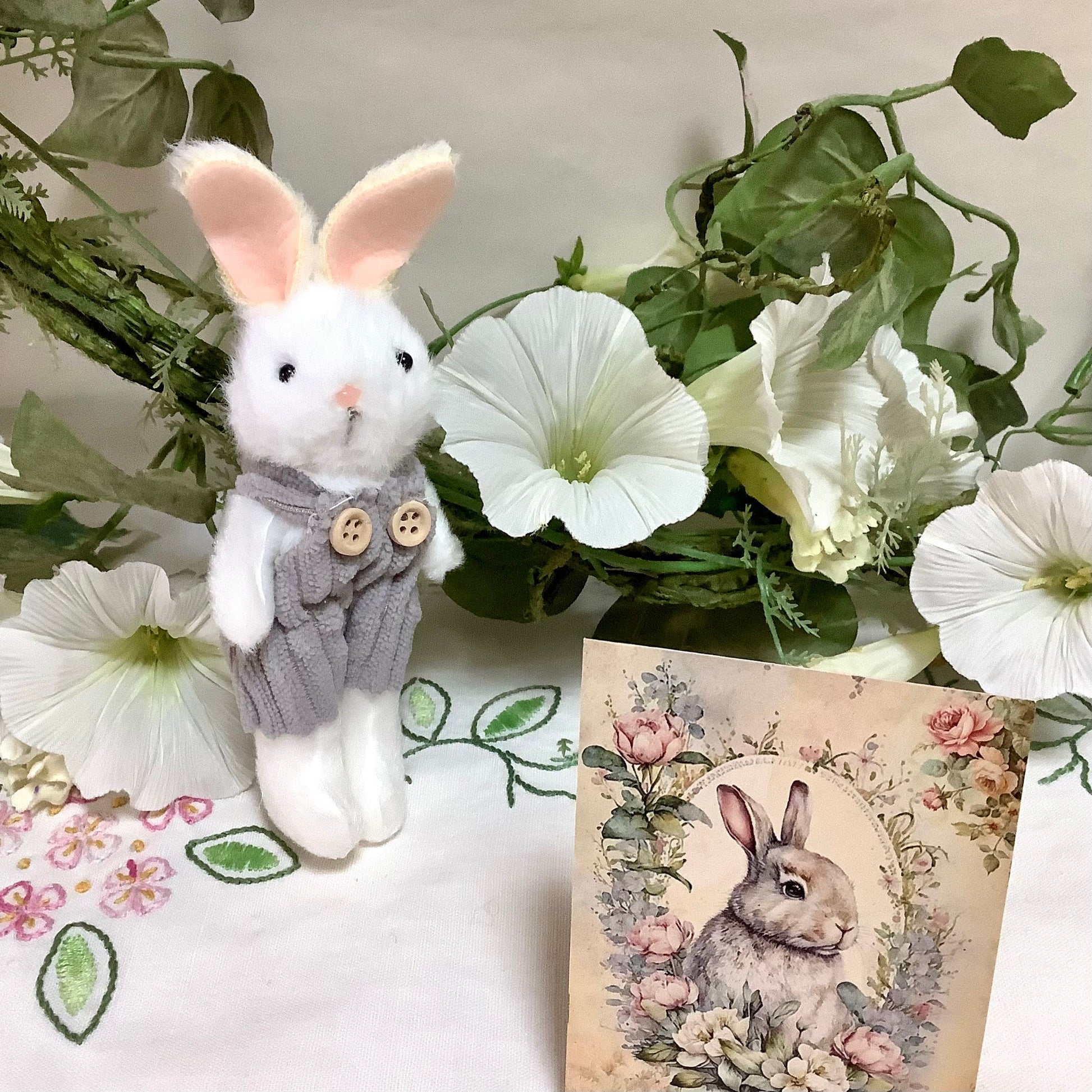 Petit lapin blanc décoration pâques 