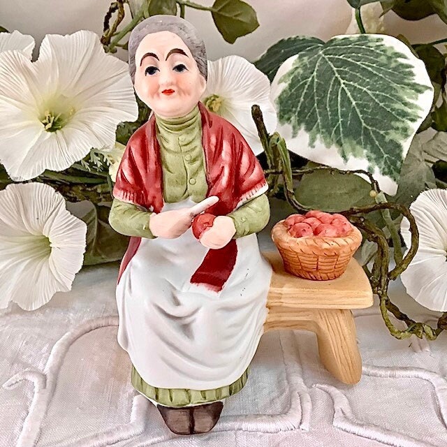 Figurine grand mère pommes porcelaine ht 12 cm vintage