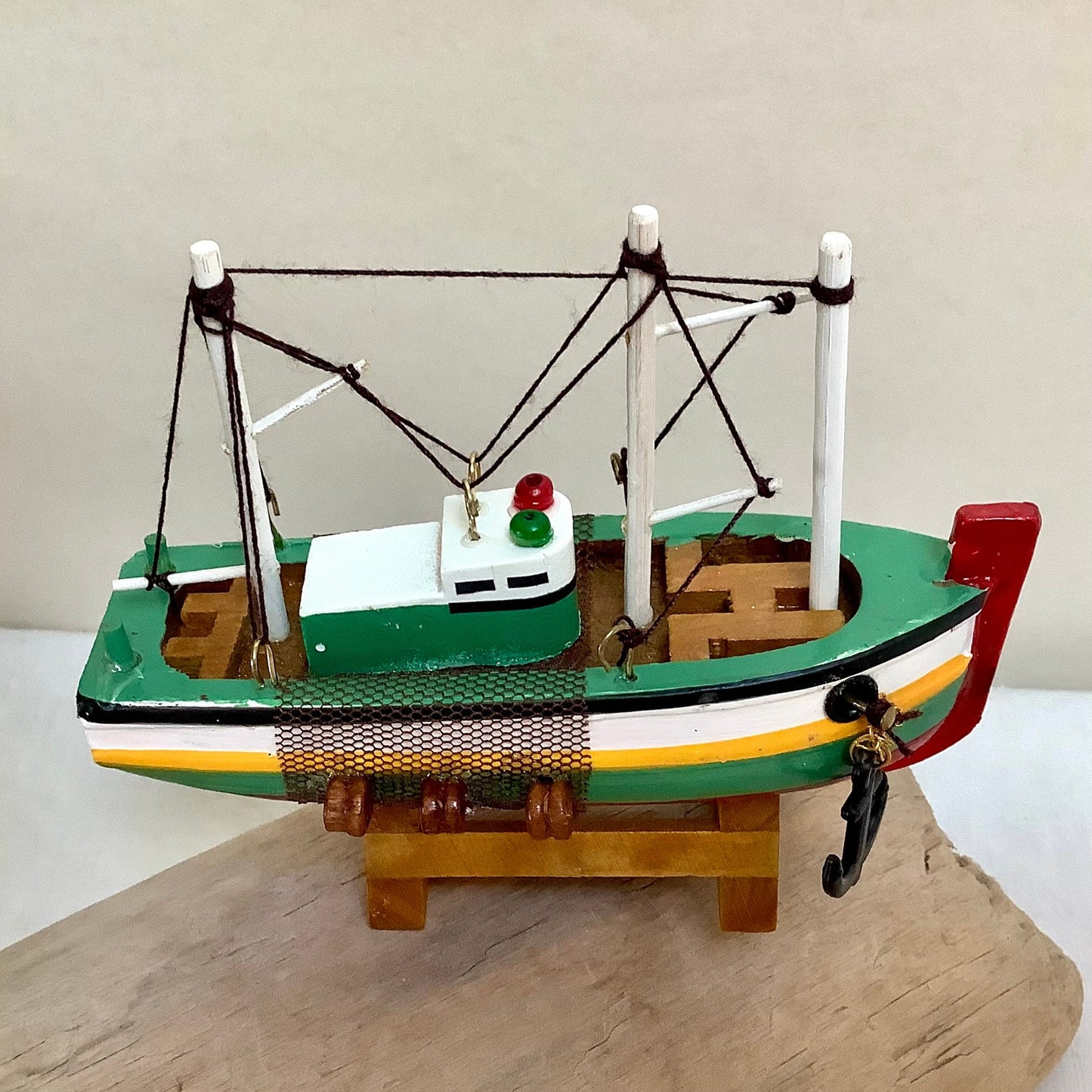 Bateau miniature bois chalutier vert rouge décoration marine ht 9 cm