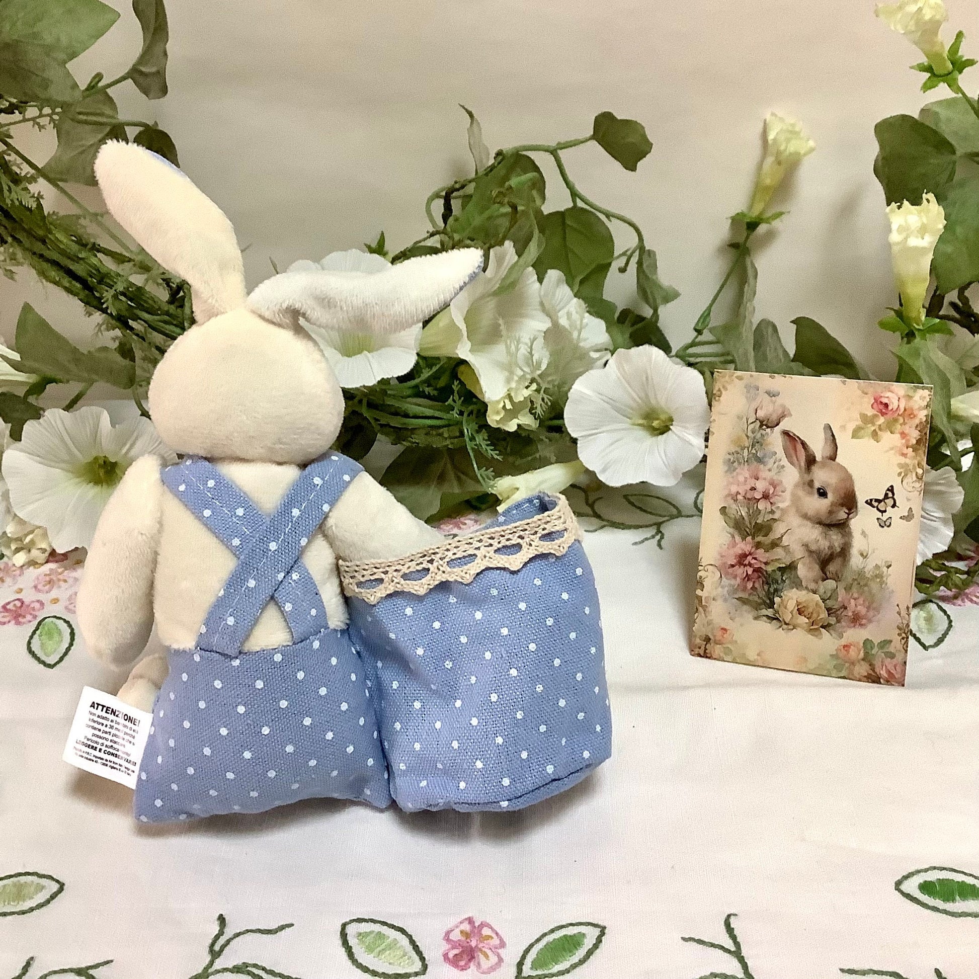 Lapin blanc peluche sac bleu pois décoration pâques 