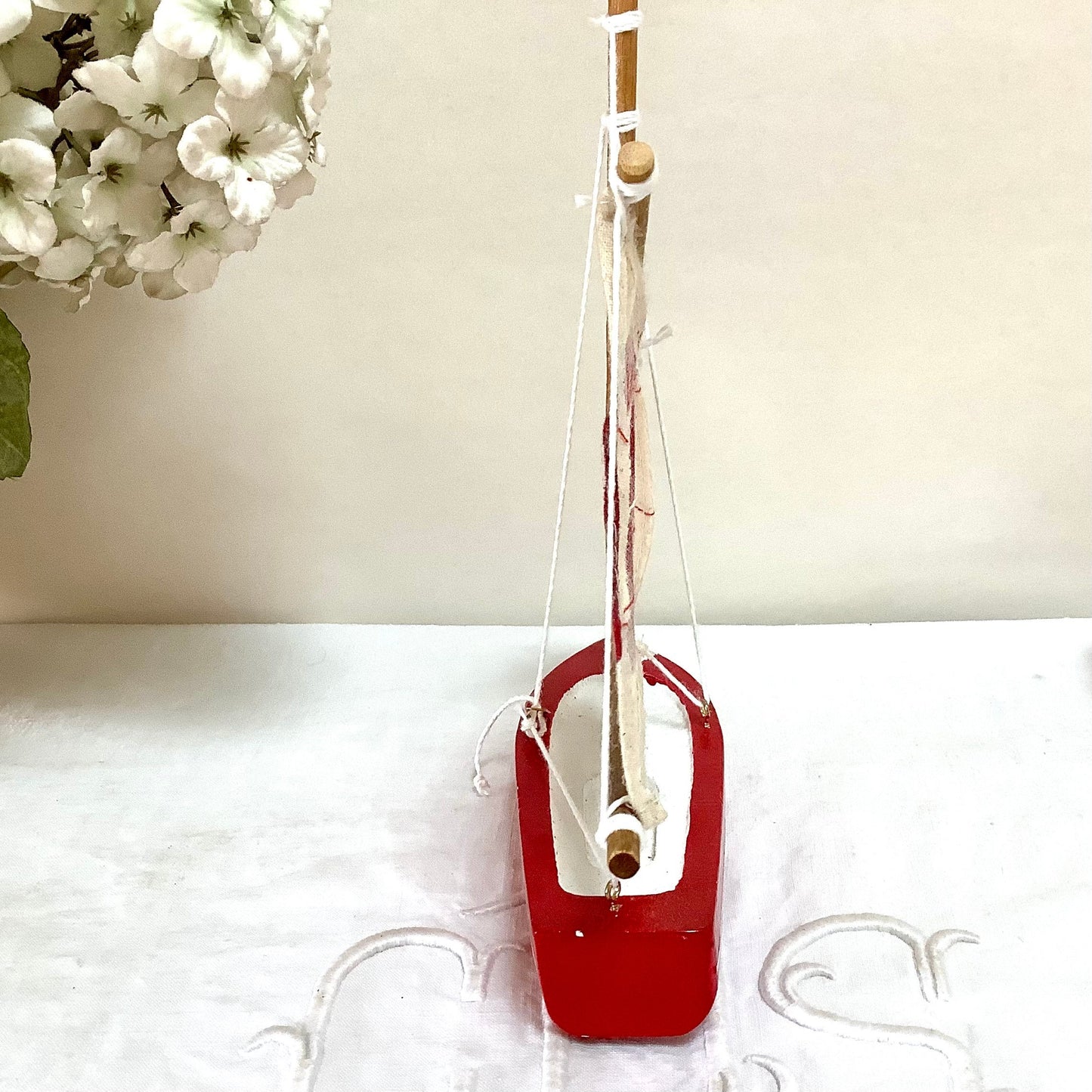 Bateau flottant bois rouge voiles coton décoration marine ht 21 cm
