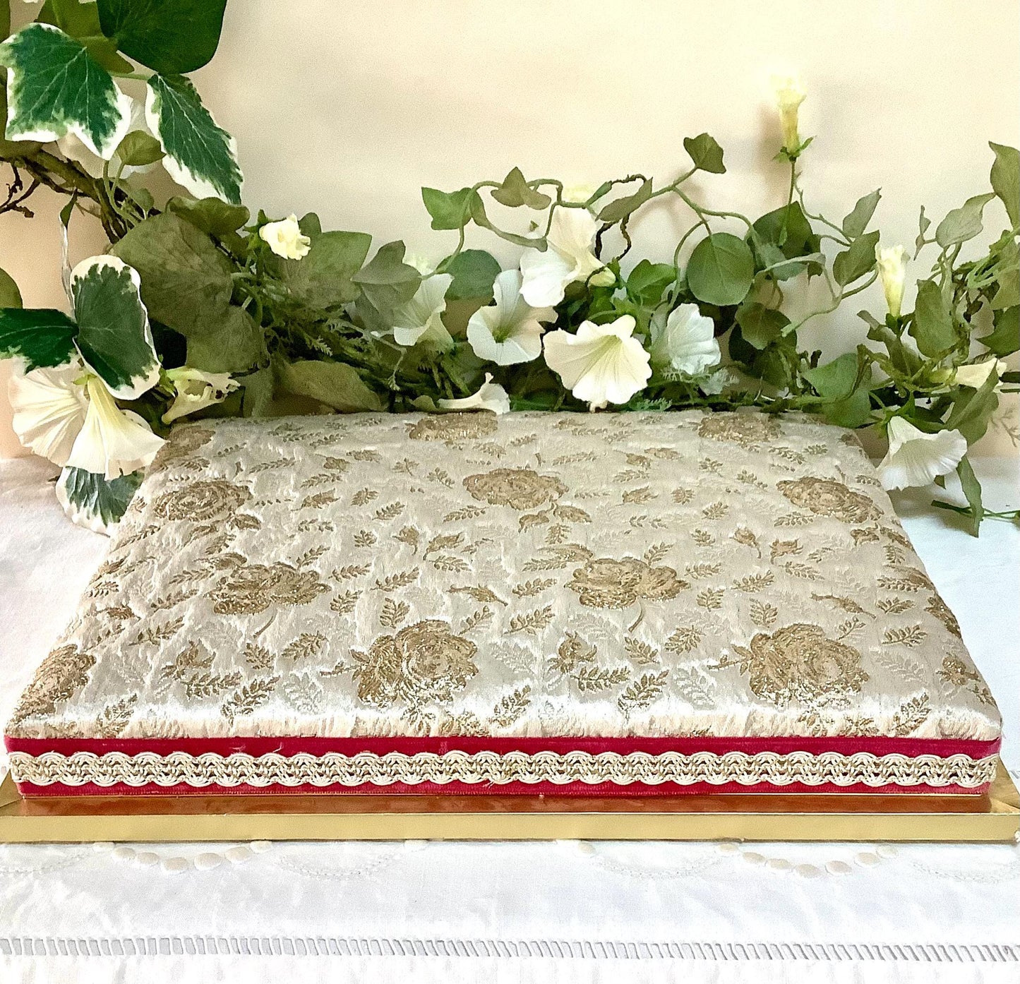 Grande boîte ancienne tissu satin brodé roses or vintage