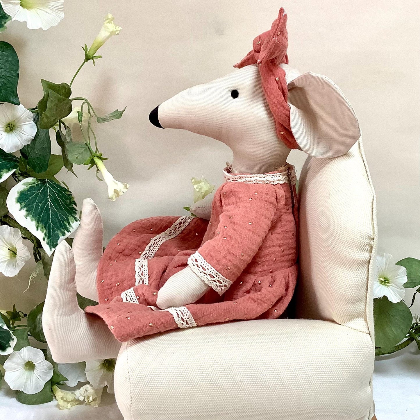 Peluche tissu souris robe rouge dentelle  ht 38 cm