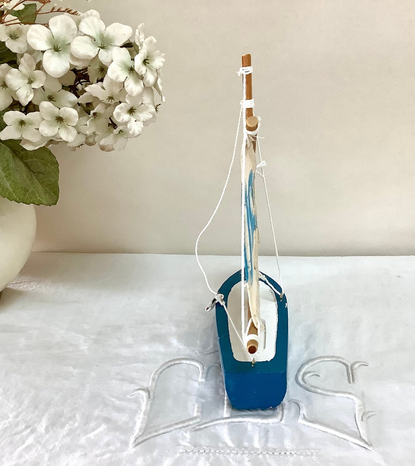 Bateau flottant bois bleu clair voiles coton décoration marine ht 21 cm