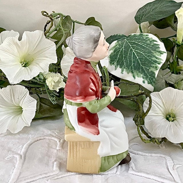 Figurine grand mère pommes porcelaine ht 12 cm vintage