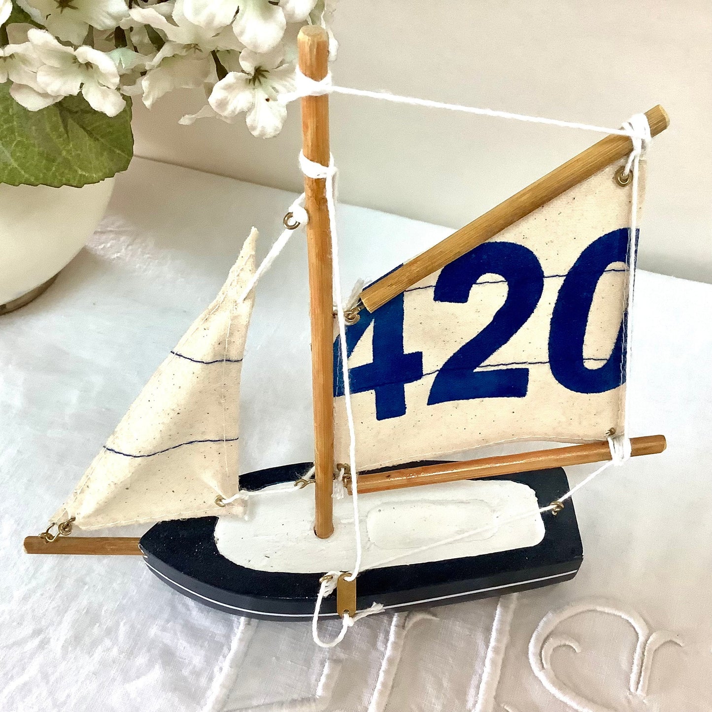 Bateau flottant bois bleu foncé voiles coton décoration marine ht 21 cm