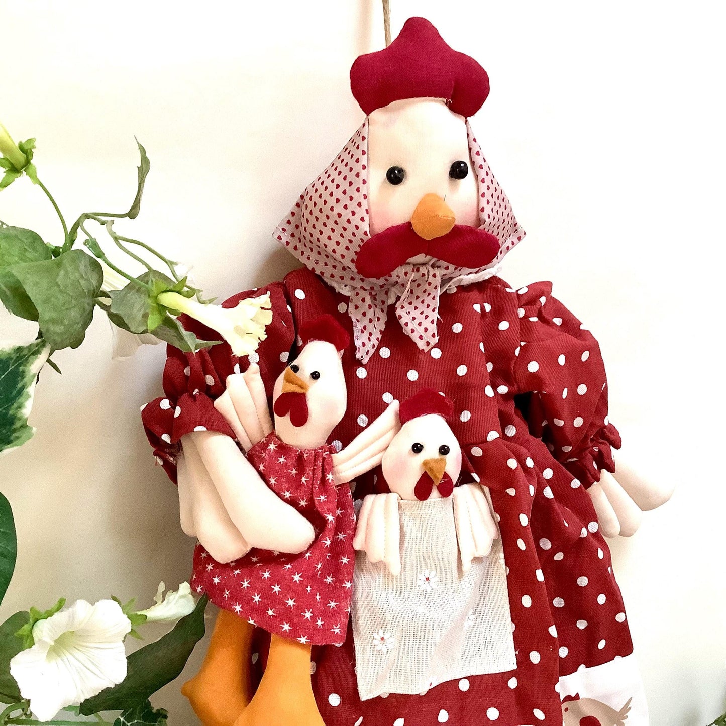 Porte sacs poule robe rouge blanc avec deux poussin la galleria ht 55 cm