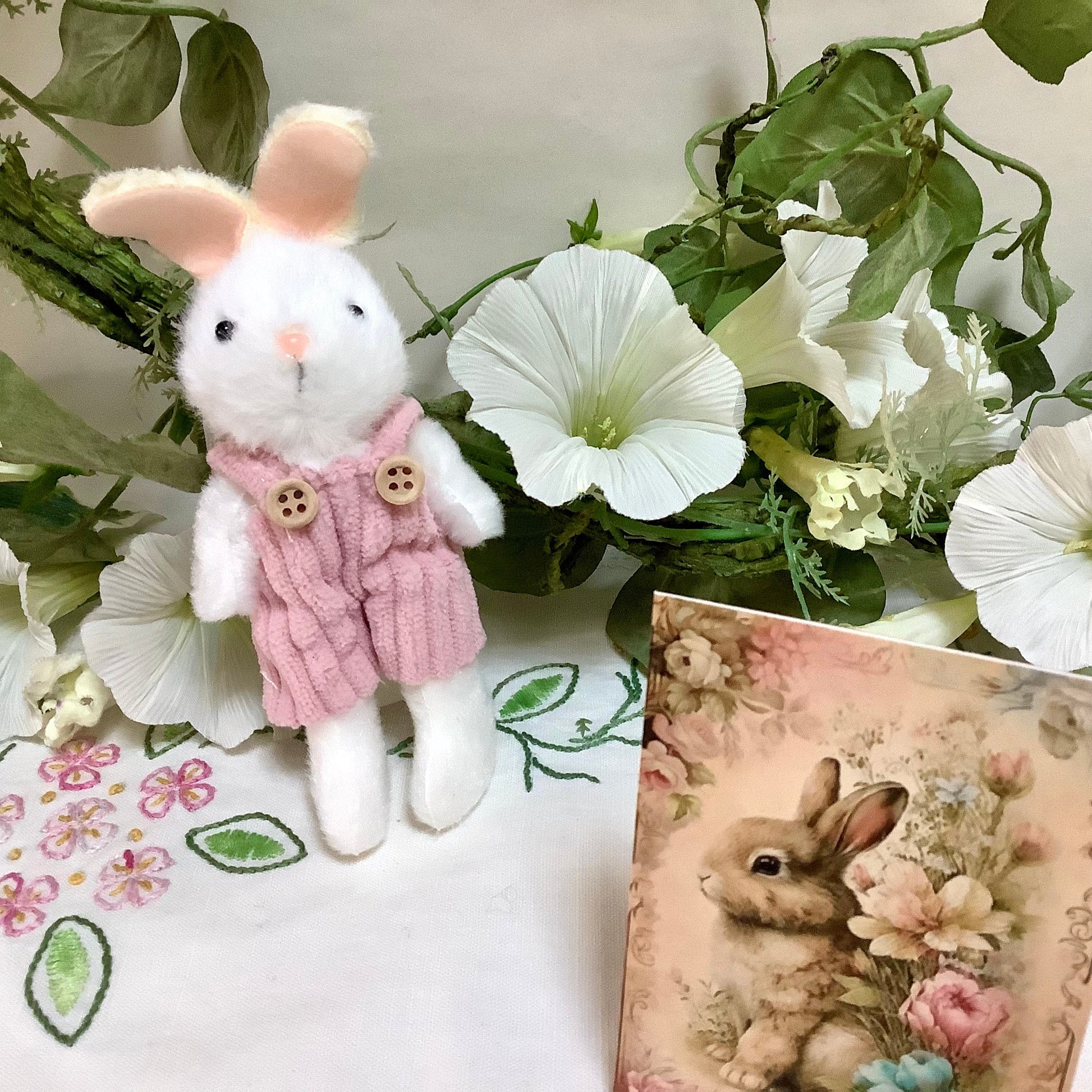 Petit lapin blanc décoration pâques 