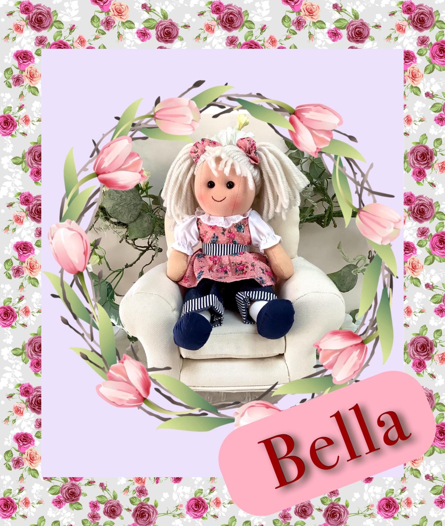  Détail blouse rose motifs fleuris poupée chiffon Bella, jouet tissu enfant 30 cm
