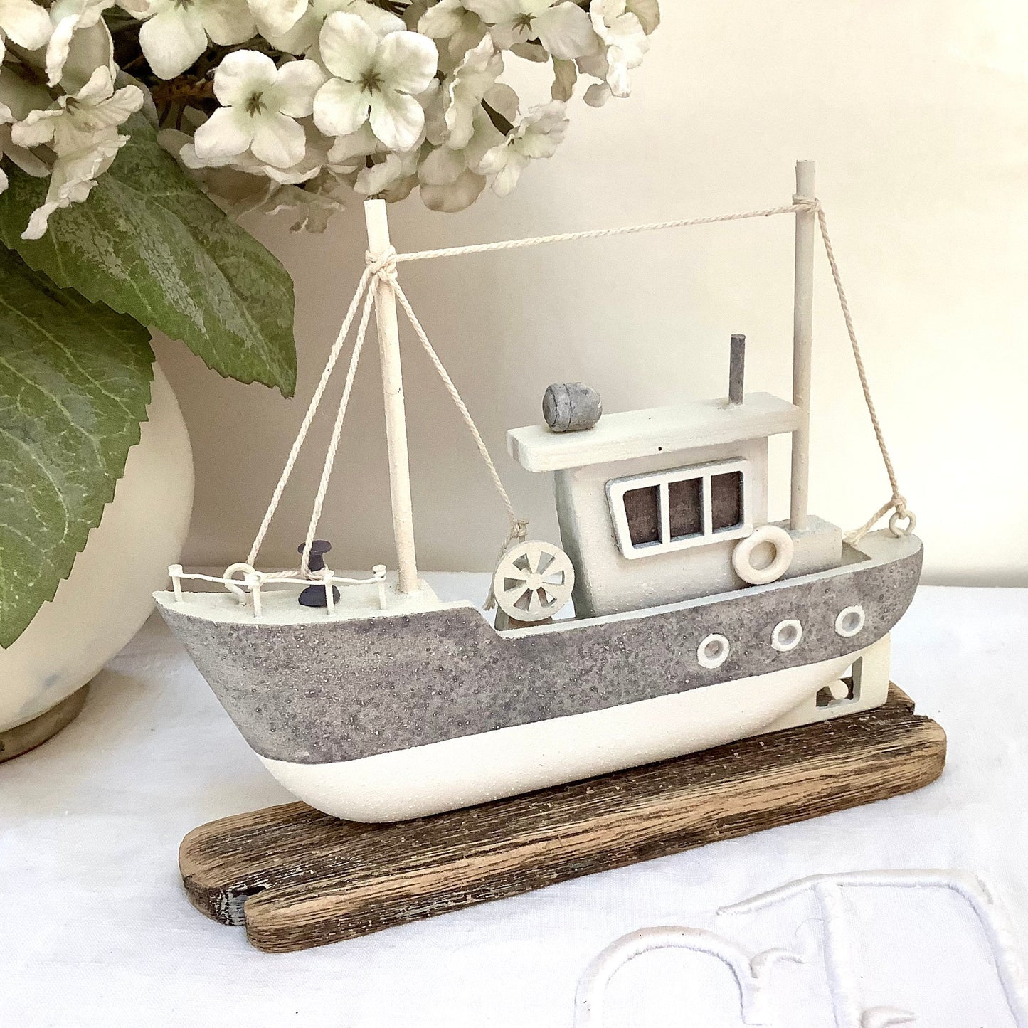 Bateau de pêche bois gris blanc décoration marine ht 16 cm