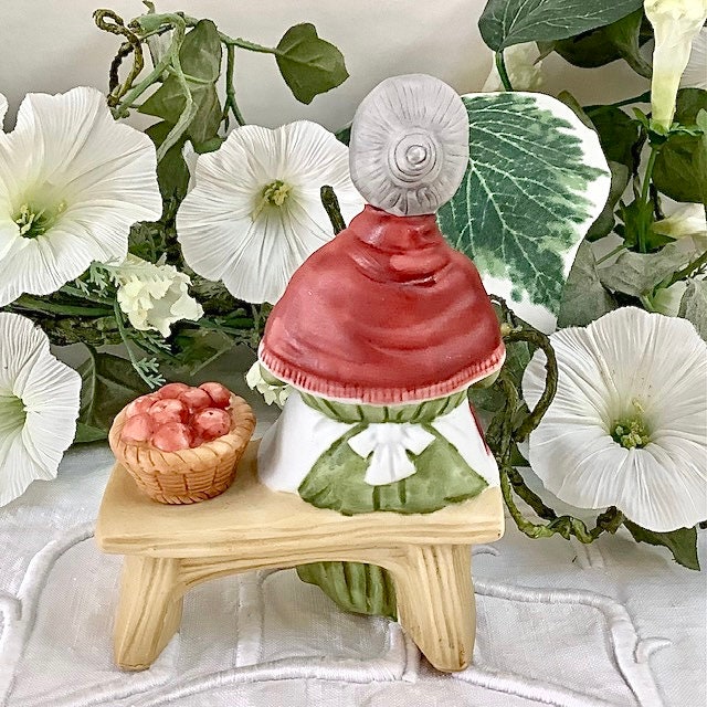 Figurine grand mère pommes porcelaine ht 12 cm vintage