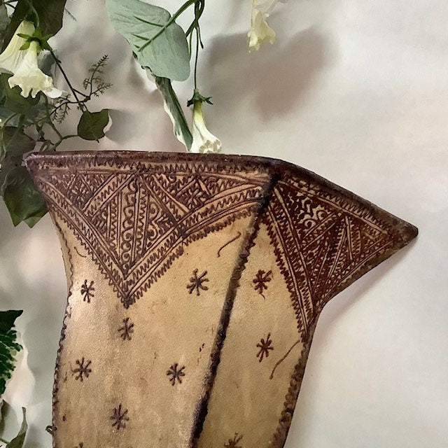 Applique orientale  fer forgé et peau ht 36 cm vintage