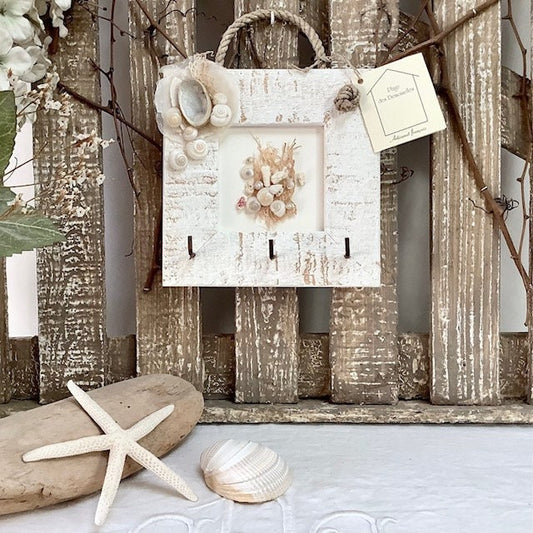 Accroche clés mural vintage bois blanchi nacre et coquillages modèle B