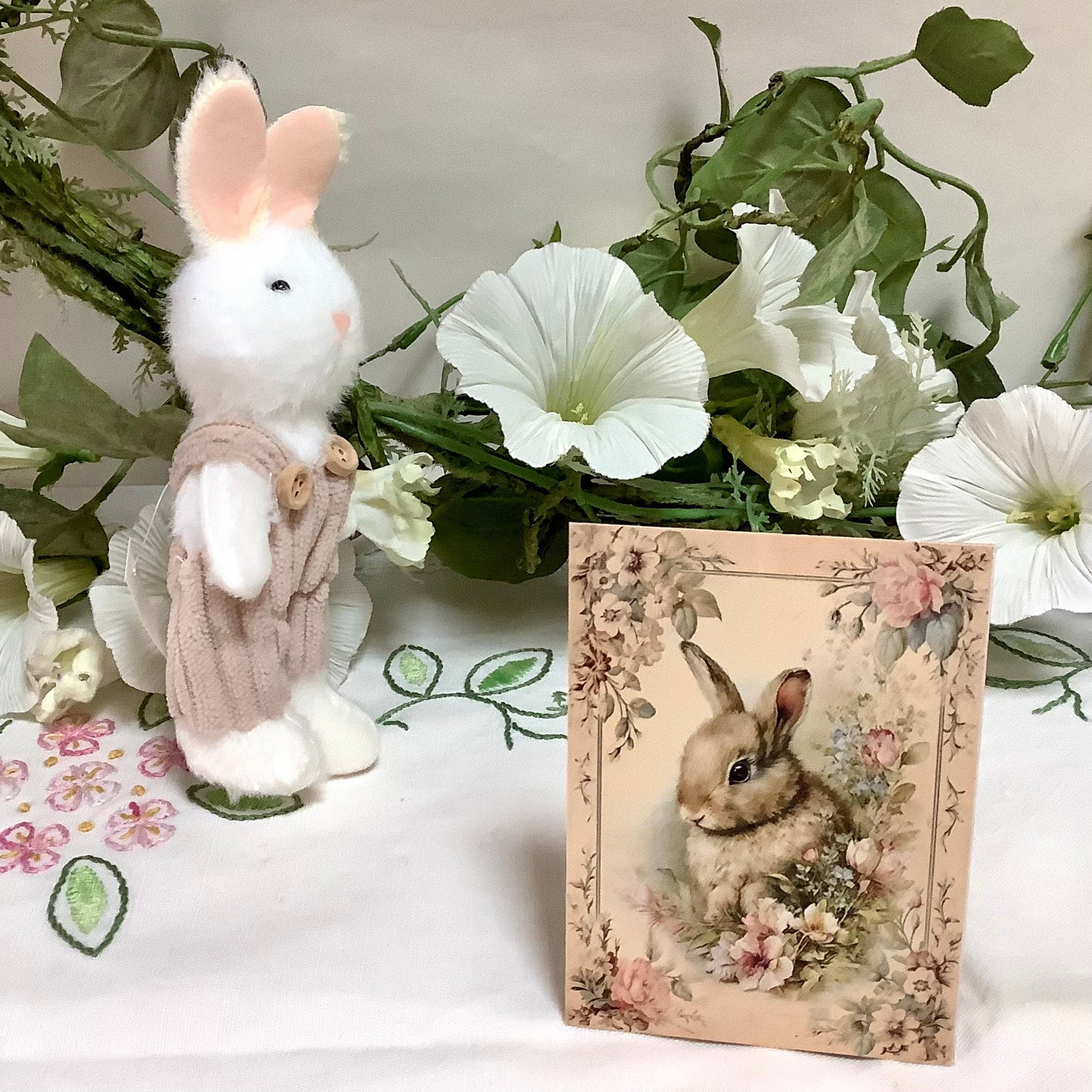 Petit lapin blanc décoration pâques 