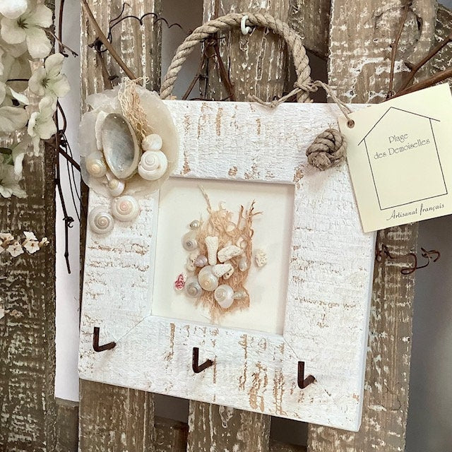 Accroche clés mural vintage bois blanchi nacre et coquillages modèle B