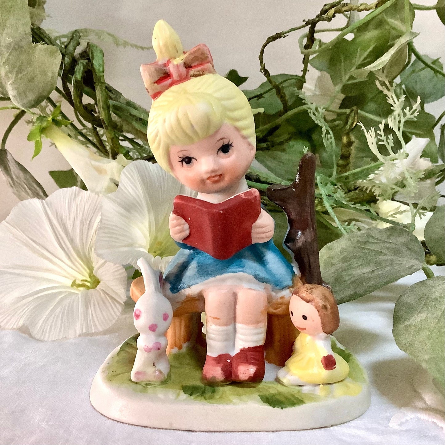 Détail figurine petite fille avec livre lapin poupée porcelaine mate, vintage 10 cm hauteur