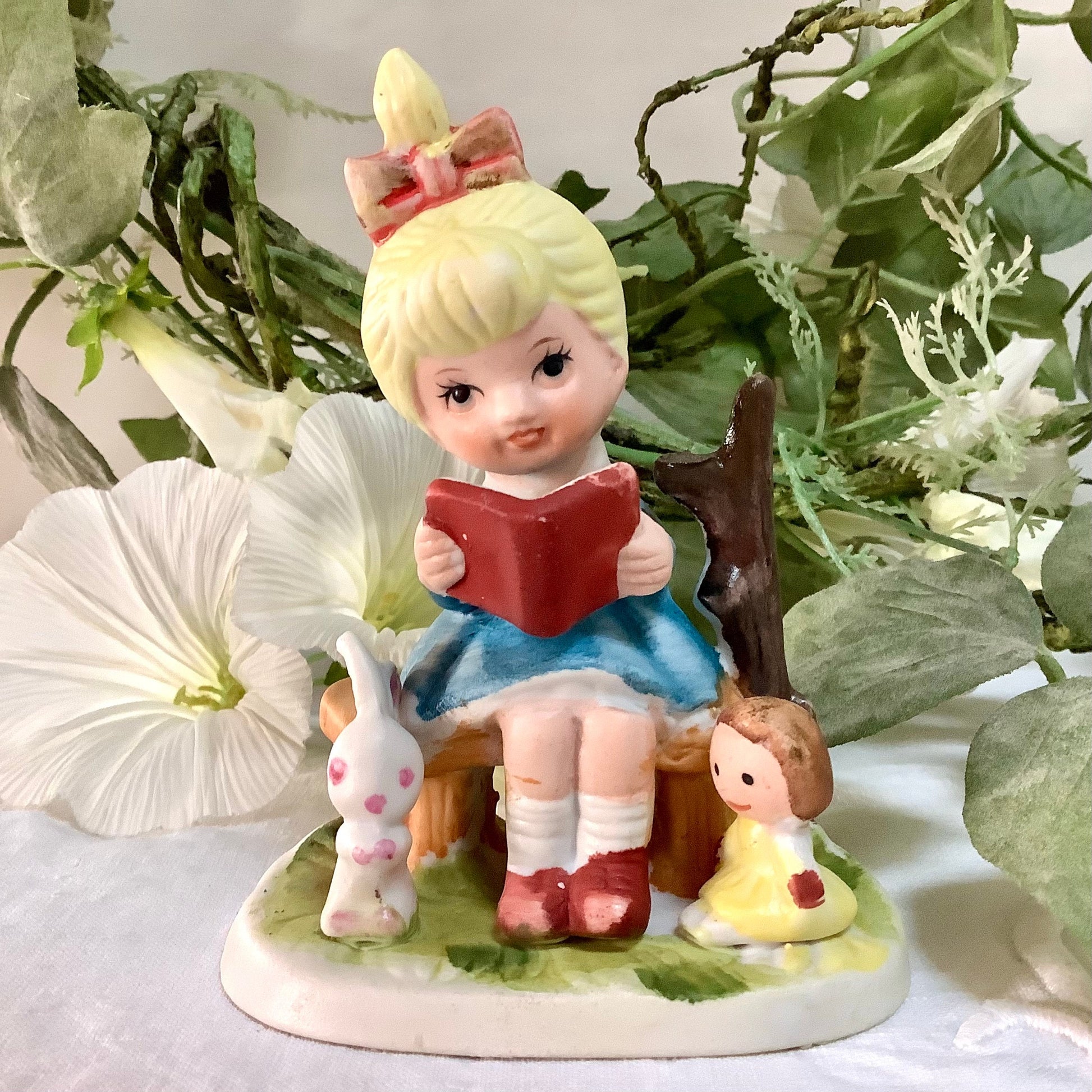 Détail figurine petite fille avec livre lapin poupée porcelaine mate, vintage 10 cm hauteur