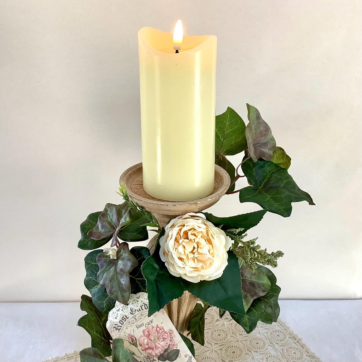 Bougeoir floral vintage résine patiné bougie pilier flamme vacillante 43 cm, décoration rose