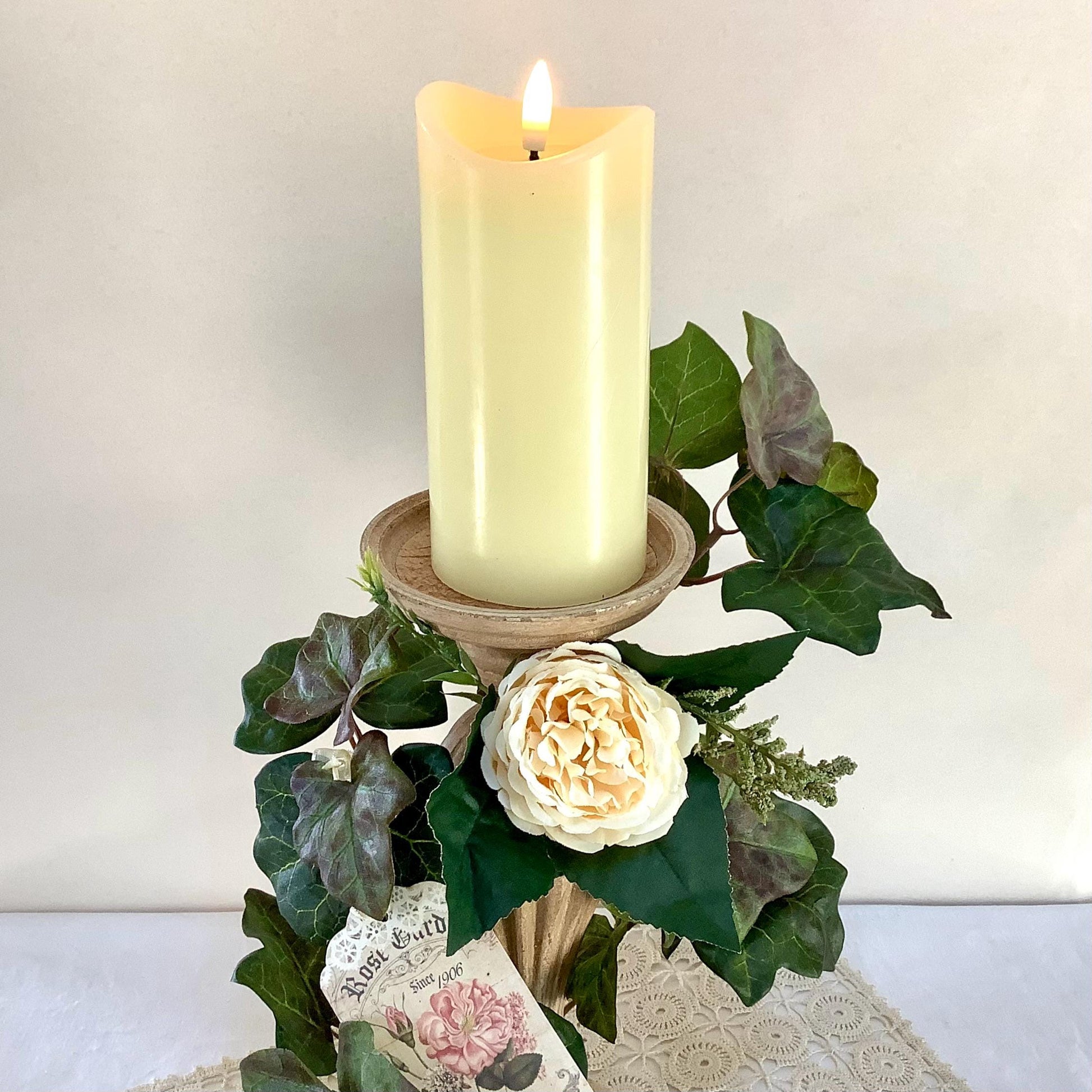 Bougeoir floral vintage résine patiné bougie pilier flamme vacillante 43 cm, décoration rose